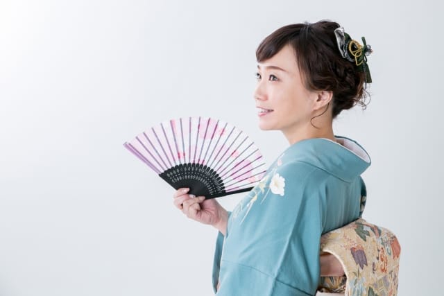 kimono women with fan