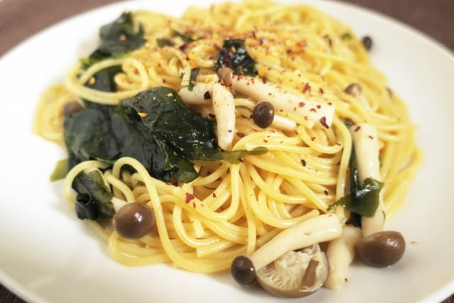 Spaghetti with shimeji mushrooms