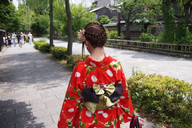 red kimono women
